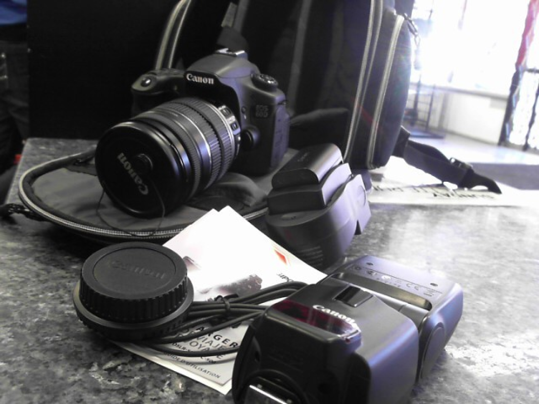 CANON EOS 60D EF-S 18-200