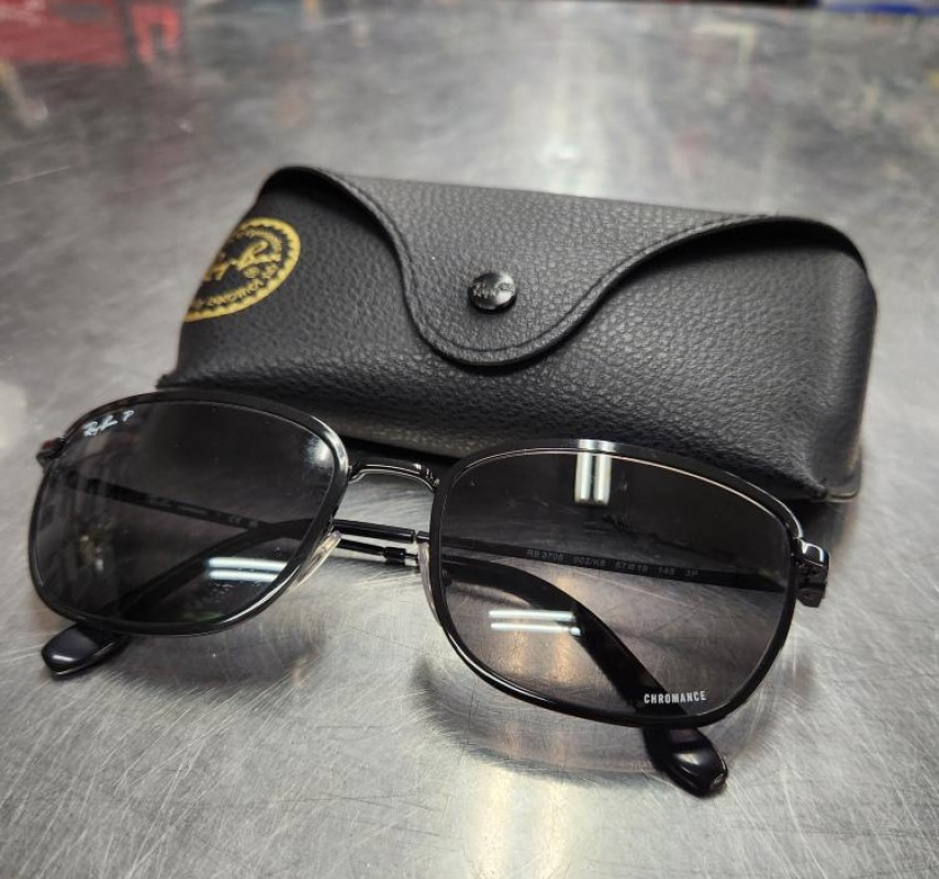 RAY-BAN SUNGLASSES RB3705 IN CASE WITH EXTRA LENS POLORIZED LENS