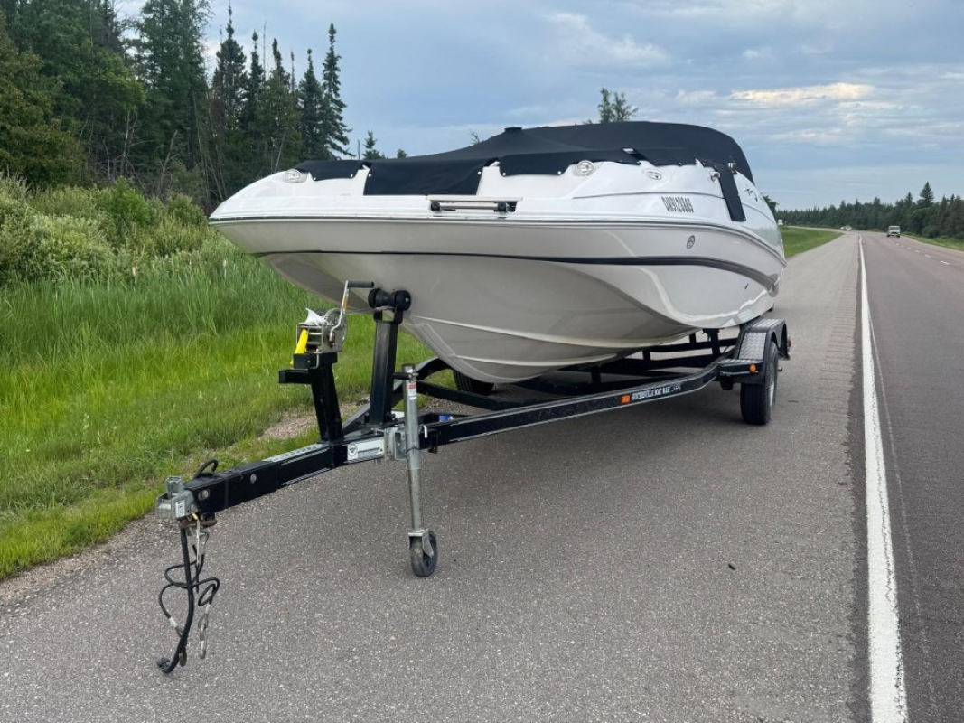 2004 Eddtide Campions 210 Deck boat