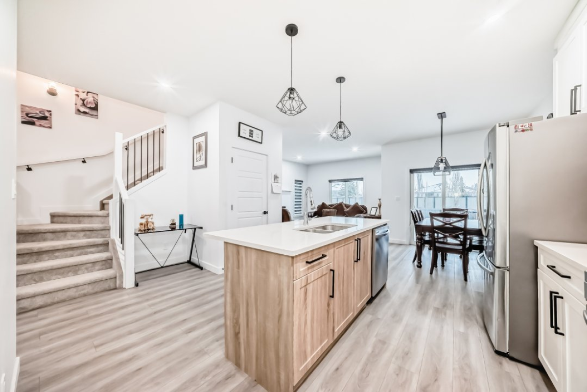 4 BEDROOMS AND 3.5 BATH HOUSE (FINISHED BASEMENT) FOR SALE IN LEDUC AB