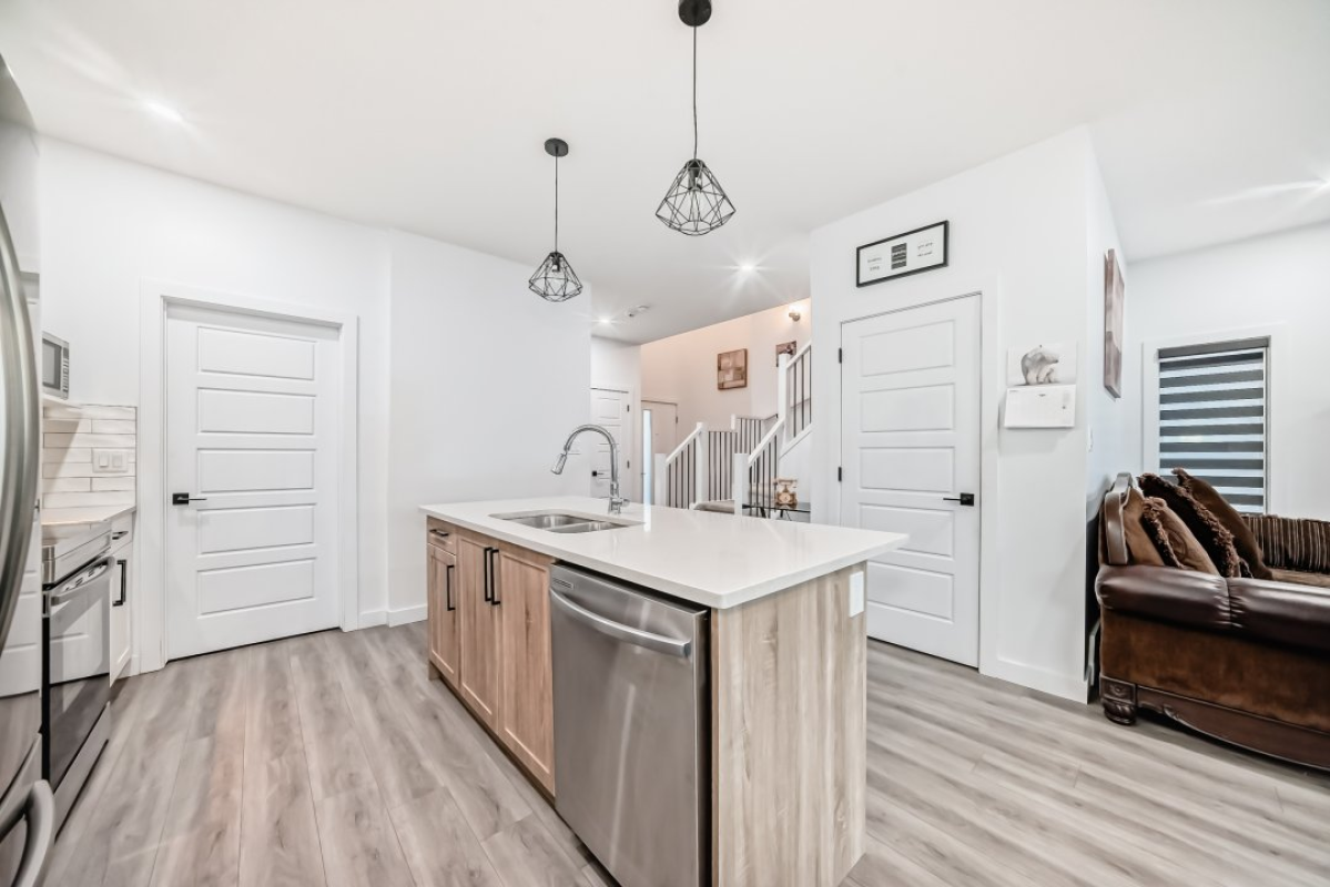 4 BEDROOMS AND 3.5 BATH HOUSE (FINISHED BASEMENT) FOR SALE IN LEDUC AB