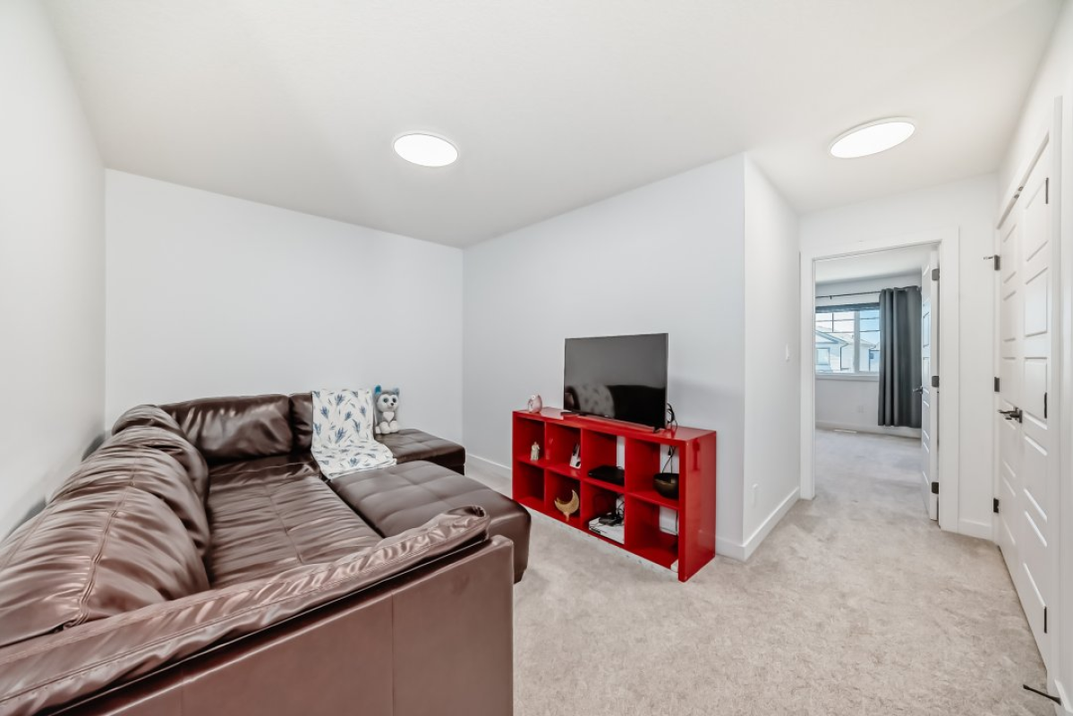 4 BEDROOMS AND 3.5 BATH HOUSE (FINISHED BASEMENT) FOR SALE IN LEDUC AB