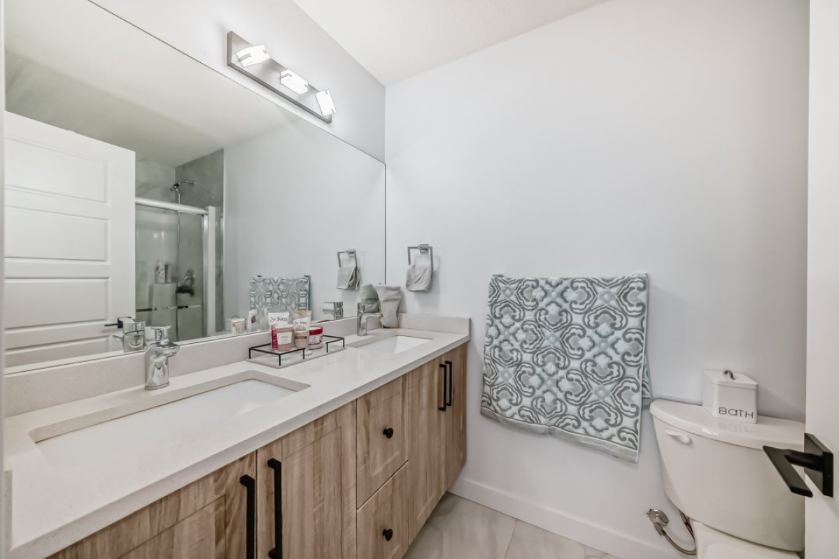 4 BEDROOMS AND 3.5 BATH HOUSE (FINISHED BASEMENT) FOR SALE IN LEDUC AB