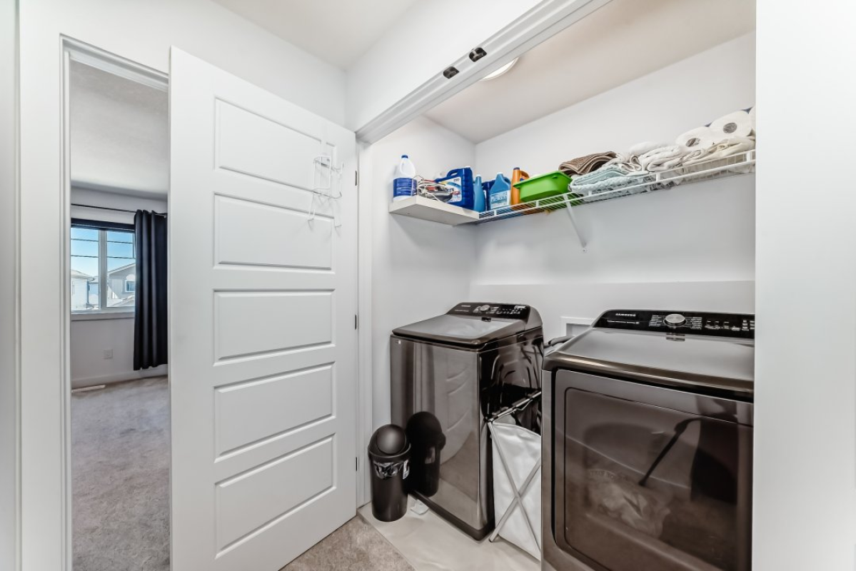 4 BEDROOMS AND 3.5 BATH HOUSE (FINISHED BASEMENT) FOR SALE IN LEDUC AB