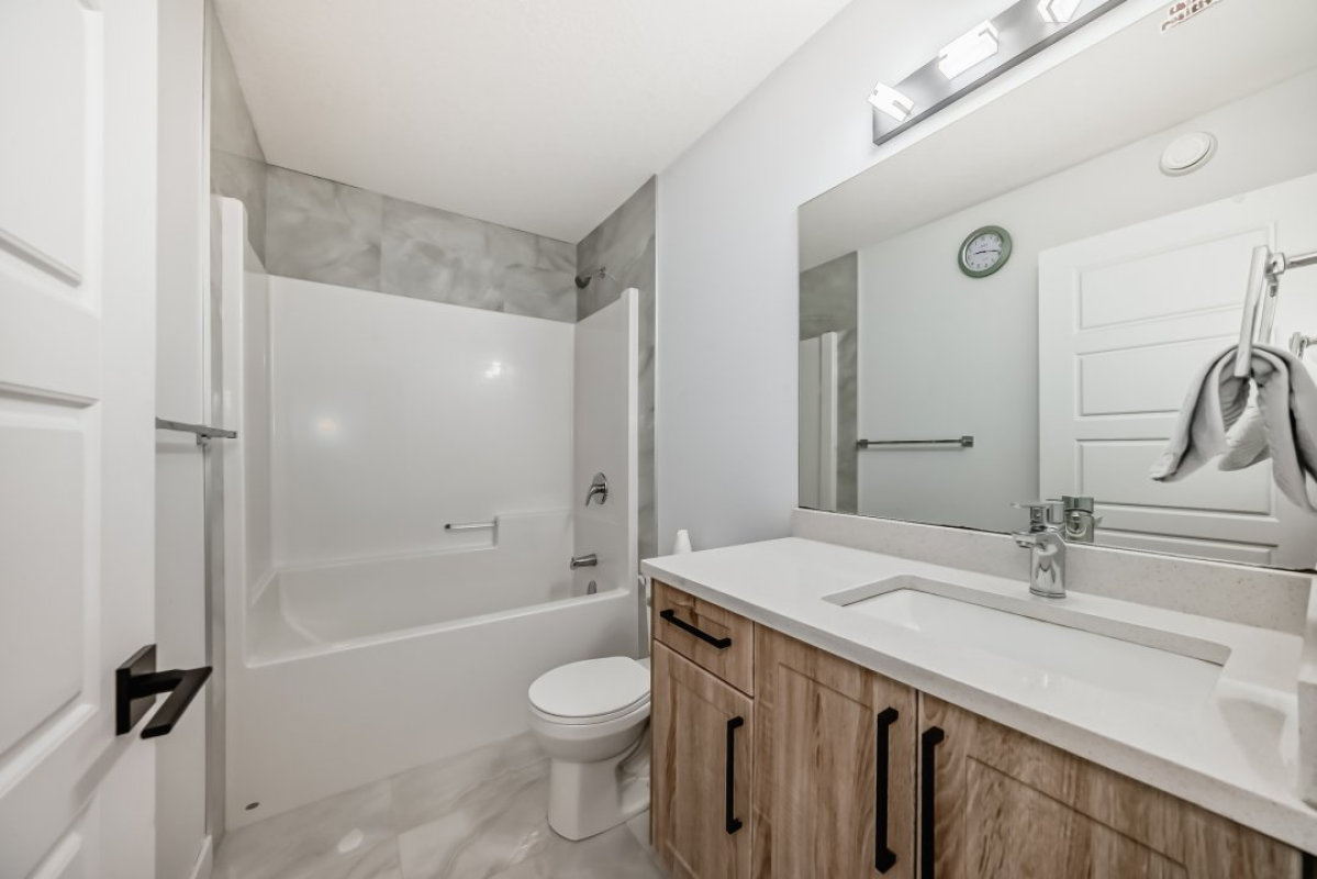 4 BEDROOMS AND 3.5 BATH HOUSE (FINISHED BASEMENT) FOR SALE IN LEDUC AB