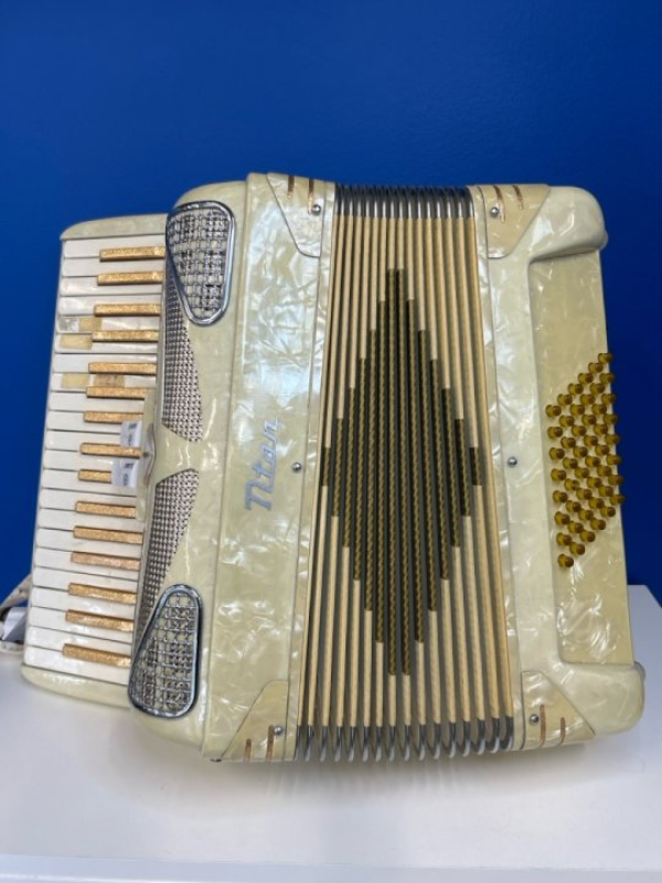 TITANO ACCORDIAN MODEL: IDEAL PEARL WHITE