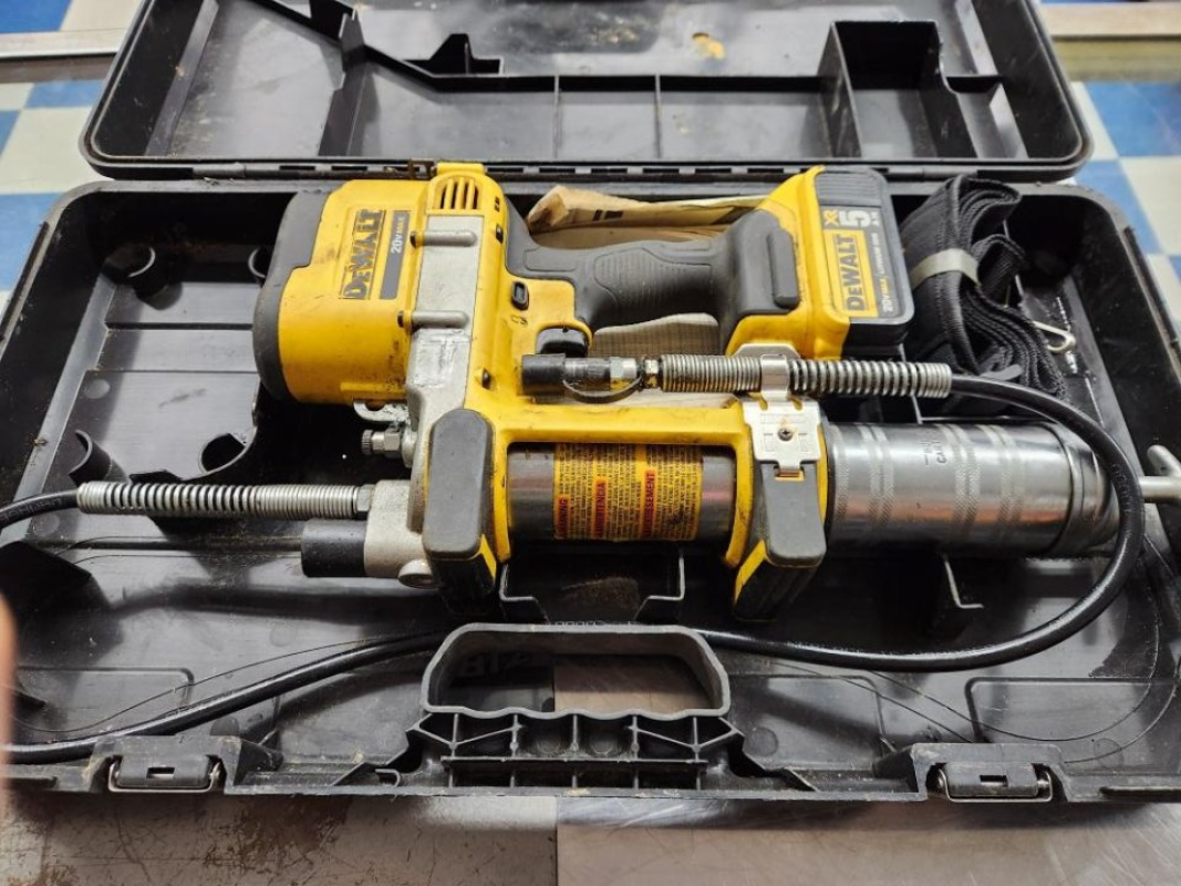 DEWALT GREASE GUN