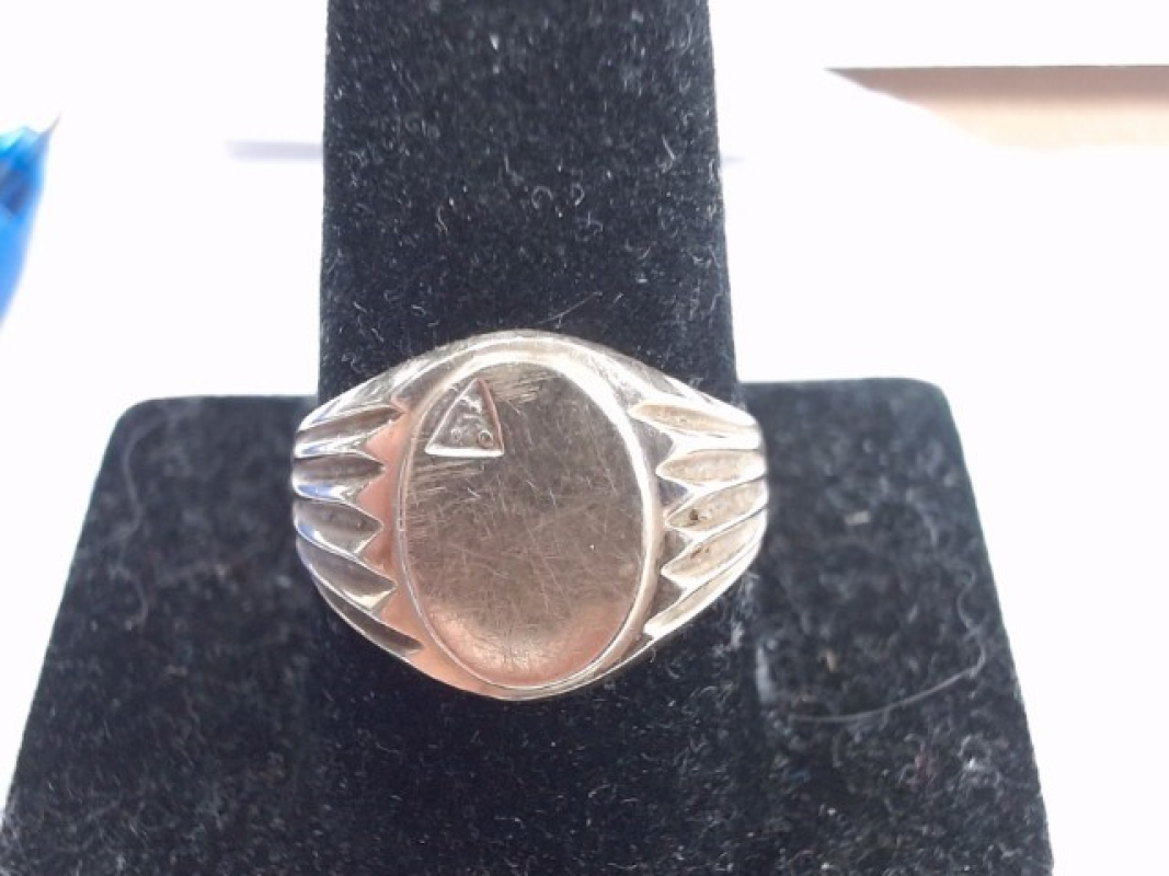 Lady's Gold Ring 10K Yellow Gold 5.6g