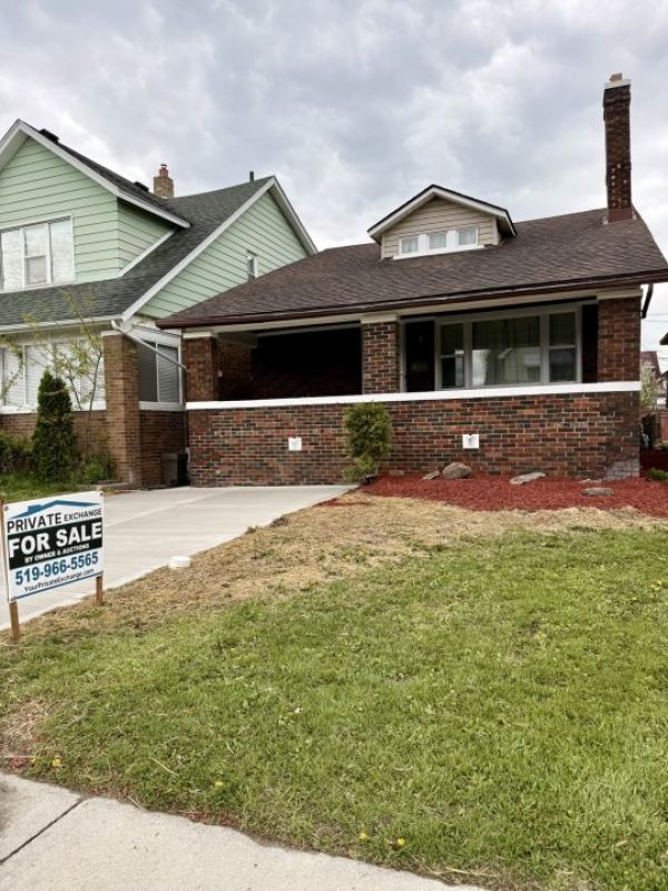 For Sale Home 6-Bed, 3- Four Piece Baths, 2 Kitchens, 2 Laundry - 1422 Elsmere Ave, Windsor, ON