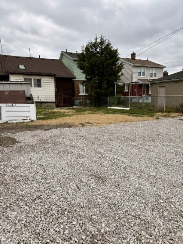 For Sale Home 6-Bed, 3- Four Piece Baths, 2 Kitchens, 2 Laundry - 1422 Elsmere Ave, Windsor, ON