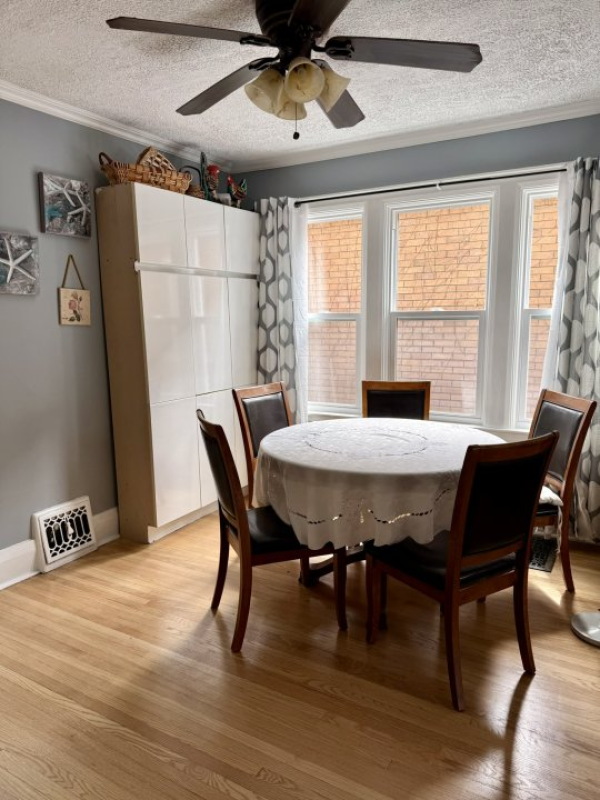 For Sale Home 6-Bed, 3- Four Piece Baths, 2 Kitchens, 2 Laundry - 1422 Elsmere Ave, Windsor, ON
