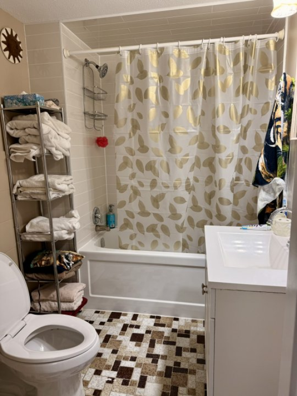 For Sale Home 6-Bed, 3- Four Piece Baths, 2 Kitchens, 2 Laundry - 1422 Elsmere Ave, Windsor, ON