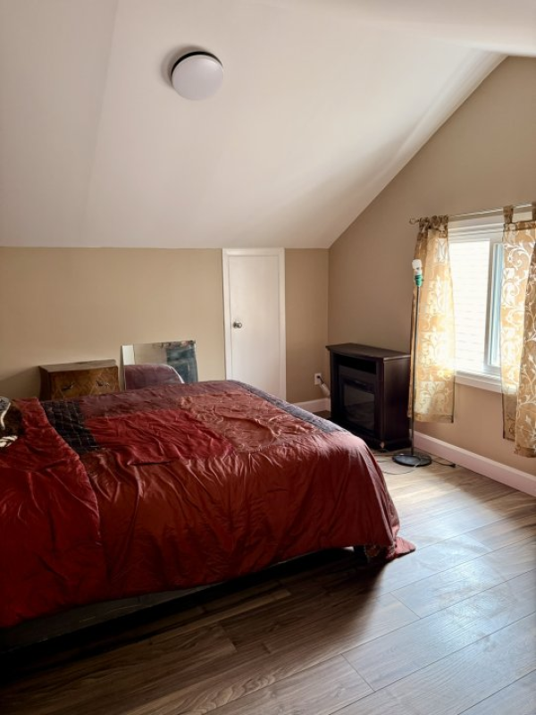 For Sale Home 6-Bed, 3- Four Piece Baths, 2 Kitchens, 2 Laundry - 1422 Elsmere Ave, Windsor, ON