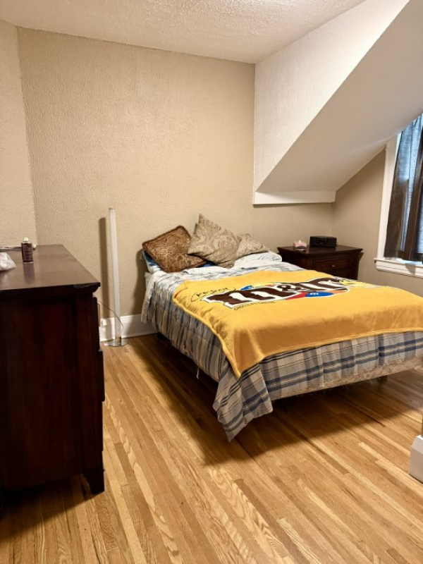 For Sale Home 6-Bed, 3- Four Piece Baths, 2 Kitchens, 2 Laundry - 1422 Elsmere Ave, Windsor, ON