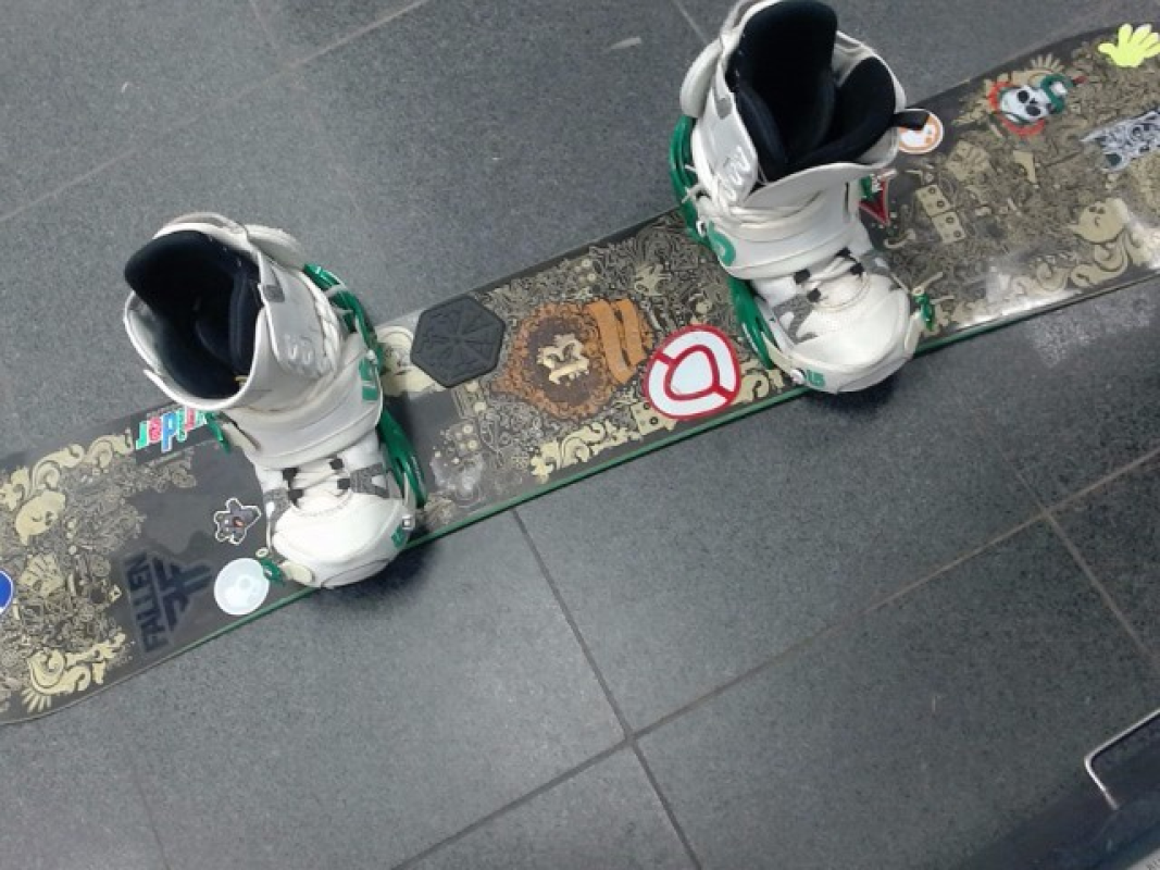 BURTON TWIN SNOWBOARD W/BOOTS