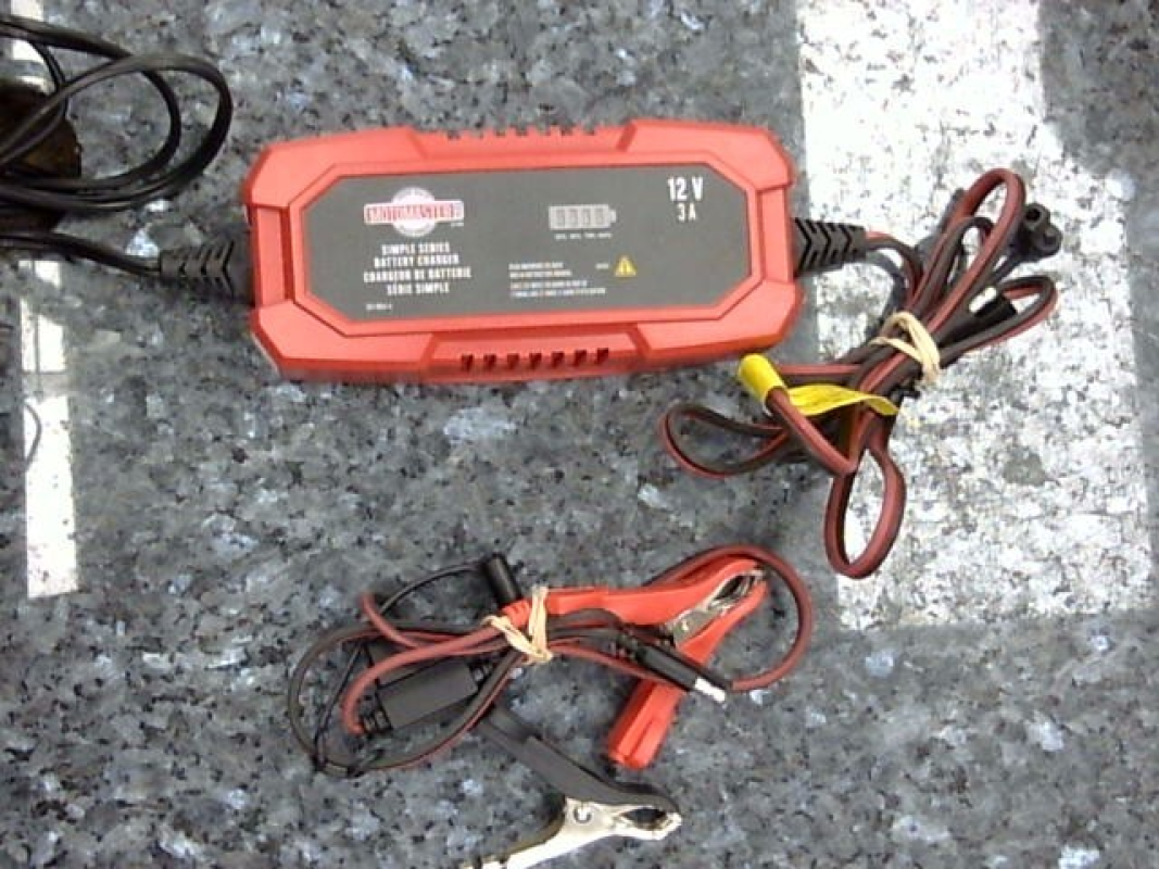 MOTOMASTER 12V BATTERY CHARGER