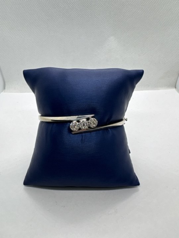 Flower design bracelet w. 21 diamonds, 2.5" diamater