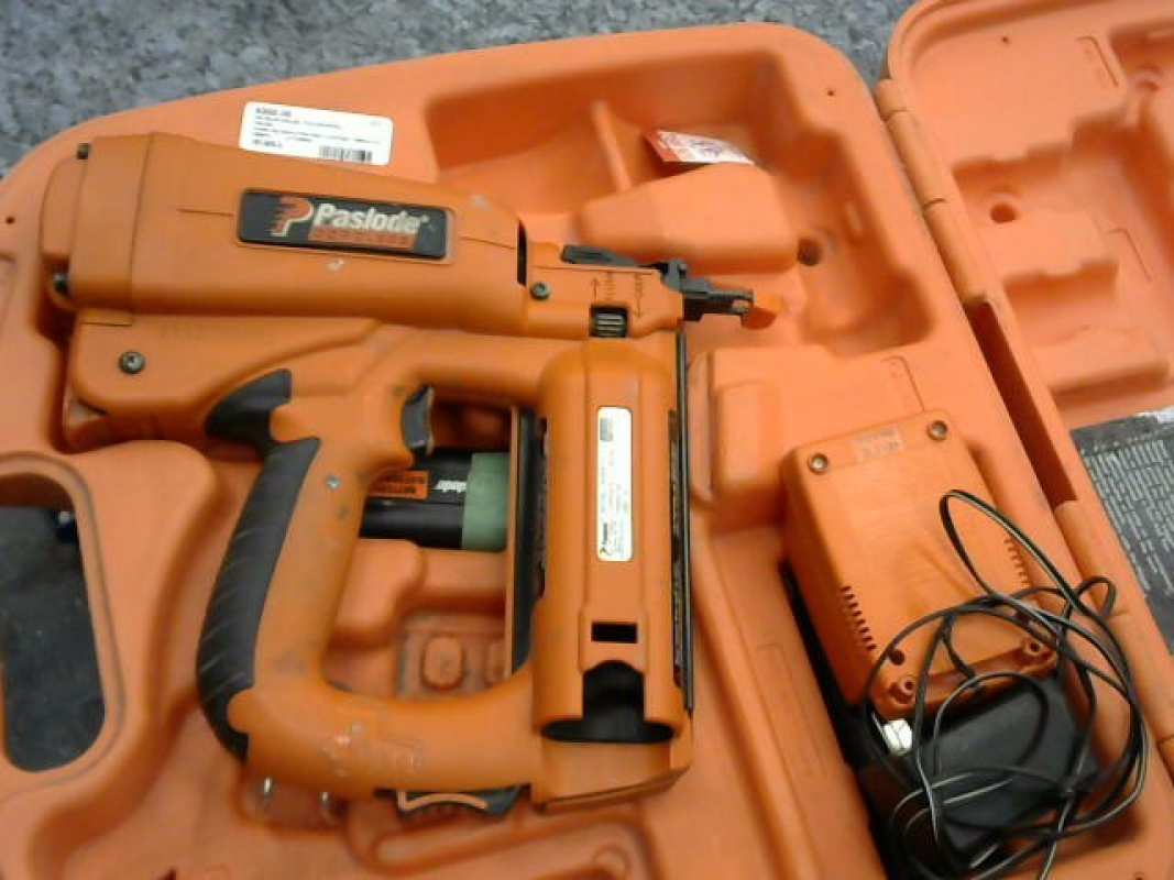 PASLODE IM200F18 W/BAT & CHARGER