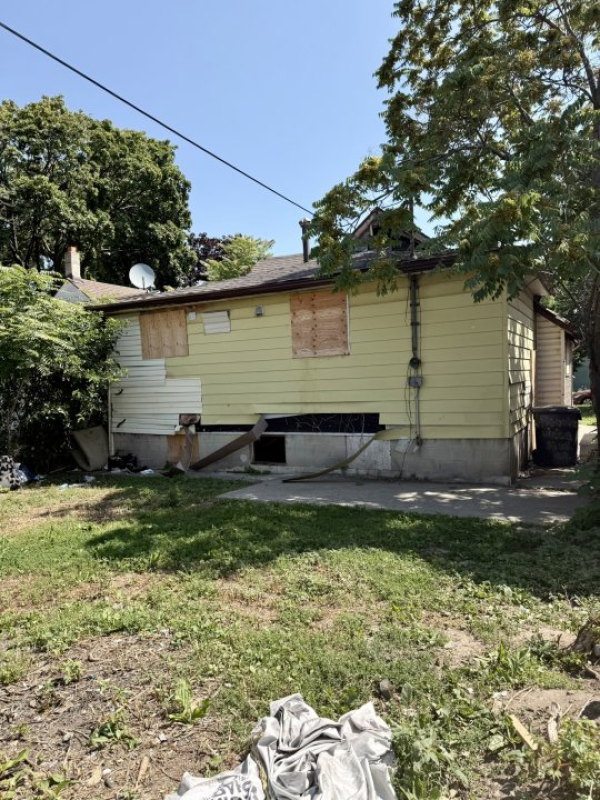 3 Bed, 1 Bath Windsor ON🚨 INVESTOR & CONTRACTOR ALERT – PRIME DOWNTOWN WINDSOR OPPORTUNITY! 🚨