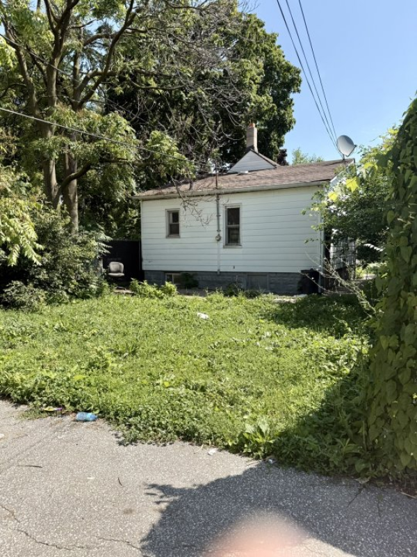3 Bed, 1 Bath Windsor ON🚨 INVESTOR & CONTRACTOR ALERT – PRIME DOWNTOWN WINDSOR OPPORTUNITY! 🚨