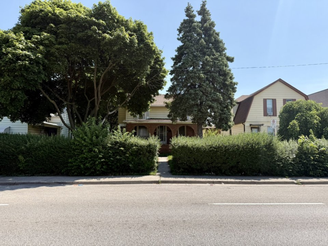 5 Beds 3 Baths House 🚨 INVESTOR & LANDLORD ALERT – DUPLEX OPPORTUNITY IN CENTRAL WINDSOR! 🚨