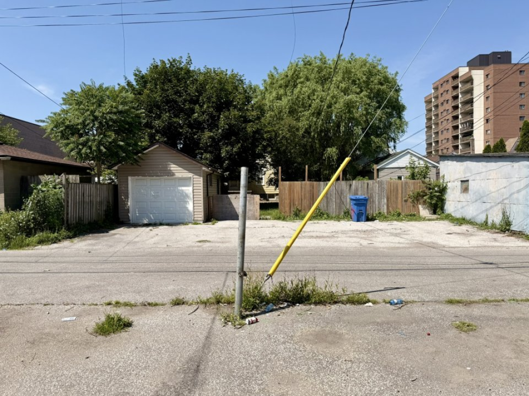 5 Beds 3 Baths House 🚨 INVESTOR & LANDLORD ALERT – DUPLEX OPPORTUNITY IN CENTRAL WINDSOR! 🚨