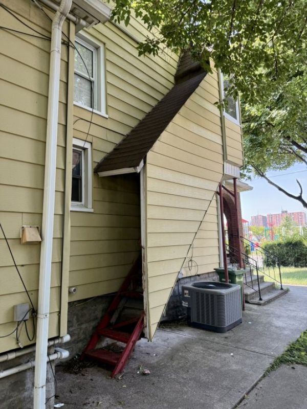 5 Beds 3 Baths House 🚨 INVESTOR & LANDLORD ALERT – DUPLEX OPPORTUNITY IN CENTRAL WINDSOR! 🚨