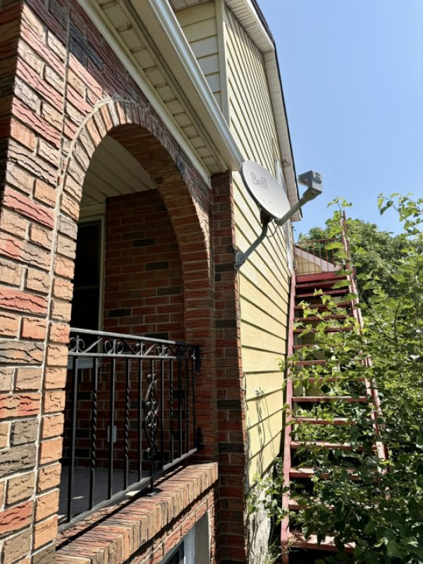 5 Beds 3 Baths House 🚨 INVESTOR & LANDLORD ALERT – DUPLEX OPPORTUNITY IN CENTRAL WINDSOR! 🚨