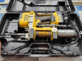 DEWALT GREASE GUN