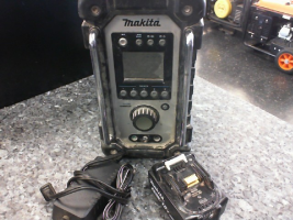 MAKITA JOBSITE RADIO W/ 1B+C