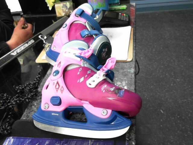 KIDS FROZEN SKATES in Lethbridge, AB