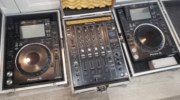 Pioneer DJ CDJ-2000NXS2 Pair with DJM-900NXS2 4-Channel Mixer in Surrey, BC